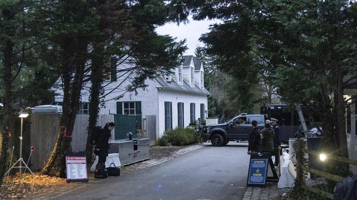    Автомобиль ФБР на подъездной дороге к дому президента Джо Байдена в Уилмингтоне, штат Делавэр© AP Photo / Carolyn Kaster