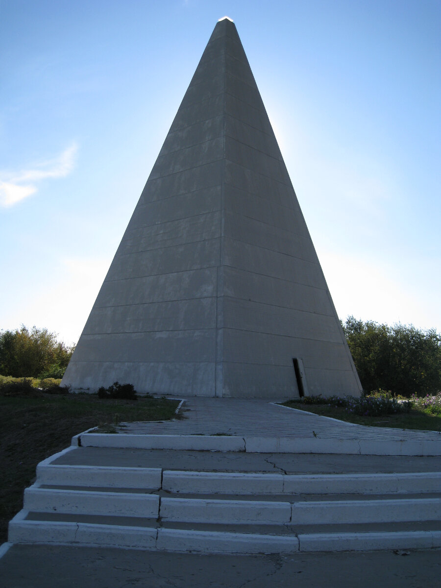 Астраханская Пирамида Голода. Фото Бекмурзаевой С. (2011 г.)