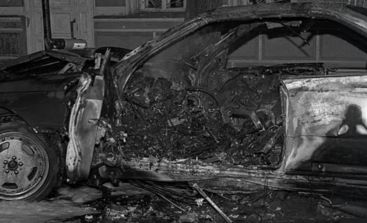 Машина после взрыва. Взорванный 600 Мерседес Сильвестра.