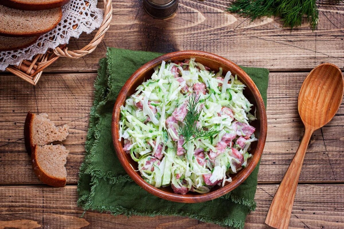 Салат с фасолью, огурцами, сыром, чесноком и сухариками