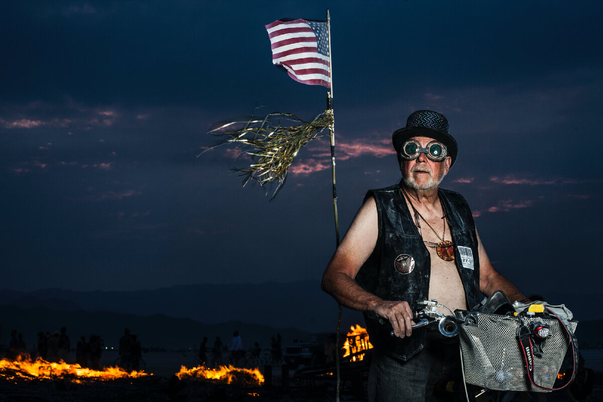 Давным-давно в небольшом городке в США жил молодой человек по имени Джек. Джек вырос в семье рабочего класса, и его всегда привлекала идея стать богатым. Несмотря на ограниченные ресурсы и отсутствие связей, Джек был полон решимости воплотить свои мечты в жизнь. 
После окончания средней школы Джек решил сделать карьеру в сфере продаж. Он начал с продаж "от двери к двери", но вскоре обнаружил, что у него есть природный талант убеждать людей покупать товары. Благодаря упорному труду и целеустремленности Джек быстро поднялся по карьерной лестнице в своей компании и стал одним из лучших продавцов.

Однако Джека не устраивало быть просто успешным продавцом. Он хотел стать миллионером. Он проводил вечера за чтением книг об инвестировании и изучал все, что мог, о фондовом рынке. В конце концов, он накопил достаточно денег, чтобы сделать свои первые инвестиции в небольшую технологическую компанию.

К его удивлению, компания взлетела, и в течение года стоимость инвестиций Джека удвоилась. Воодушевленный успехом, Джек продолжил инвестировать свои деньги и вскоре стал экспертом на фондовом рынке. Он основал собственную инвестиционную компанию и начал управлять портфелями богатых клиентов.

С годами инвестиции Джека продолжали приносить хорошие результаты, и его состояние быстро росло. Он стал миллионером, сделавшим себя сам, и использовал свое богатство, чтобы помогать обществу. Он жертвовал на благотворительные цели, начал программу стипендий для неимущих студентов и обеспечивал работой жителей своего родного города.

Несмотря на свой успех, Джек никогда не забывал о своем скромном происхождении. Он оставался приземленным и всегда находил время, чтобы помочь другим. Его история преодоления трудностей и достижения своей мечты вдохновила бесчисленное множество людей и показала, что при упорном труде и целеустремленности каждый может стать миллионером с нуля.