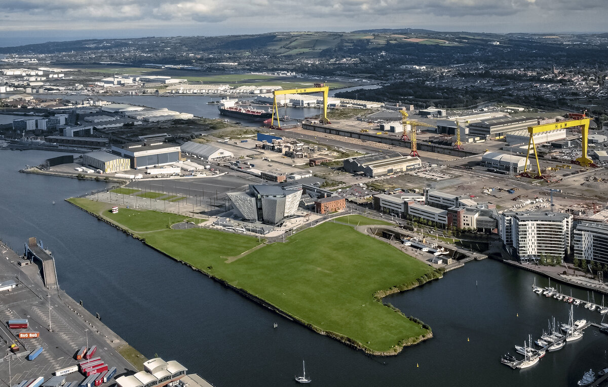    Судостроительная верфь Harland & Wolff в Белфасте  Ballygally View Images/Shutterstock/FOTODOM