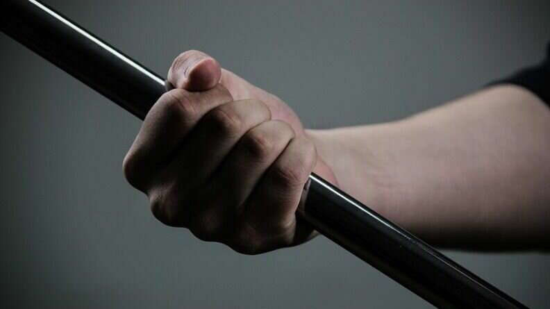     Пенсионер нанес женщины удары по голове металлическим предметом. О случившемся рассказали в пресс-службе СК РФ по РК.