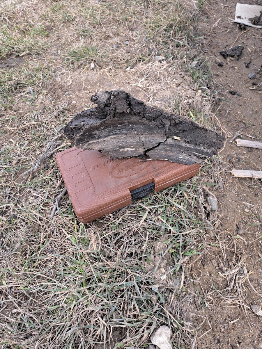 Вот такую штуку из- под переднего крыла вытащил. 