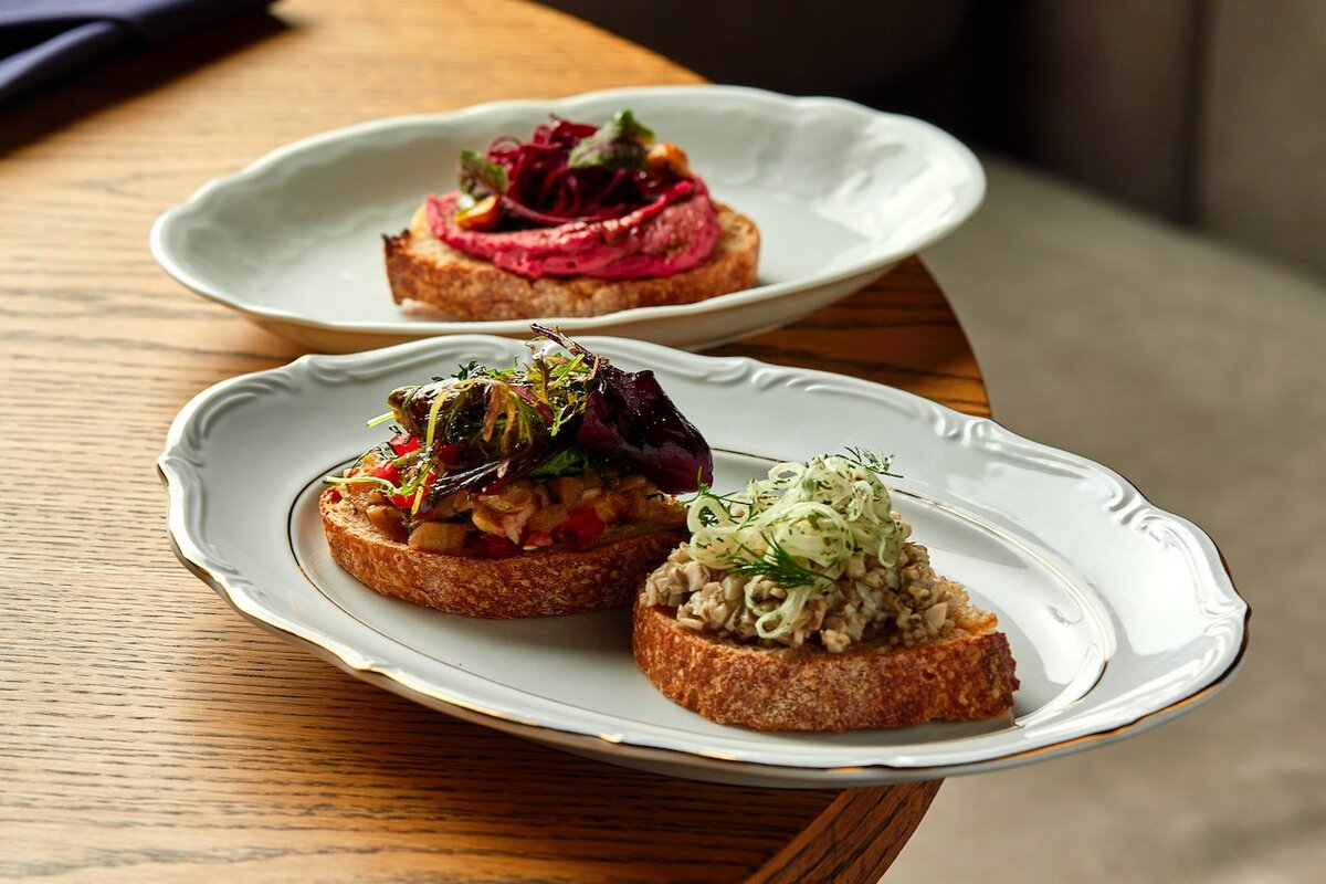    Бутерброды с баклажановой икрой, свекольным муссом и грибной икрой