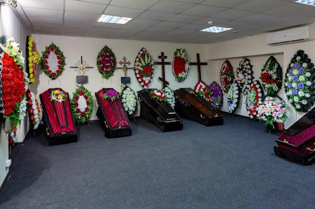 какой ритуальной службой. городская ритуальная служба. ритуальная машина. городская ритуальная компания. служба ритуальных услуг.