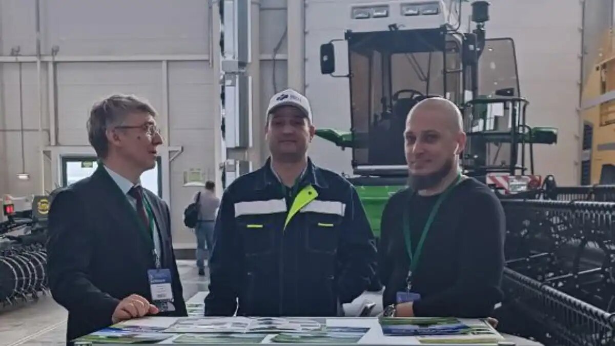 Фото: glavpahar.ru Самоходная косилка-плющилка «Мещера Е-403» на стенде «Марал Инвест»