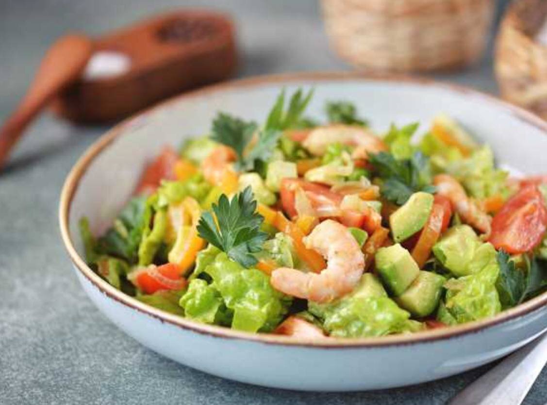 Ингредиенты
Креветки (хвосты) - 200 г
Авокадо - 1 шт.
Помидоры черри - 100 г
Лук репчатый - 1 шт.
Перец болгарский - 1 шт.
Салат латук - 40 г
Масло растительное - 2 ст.л.
Уксус винный - 1 ст.л.
Соль и перец - по вкусу
Петрушка - пару веточек
Чеснок - 1 зубчик