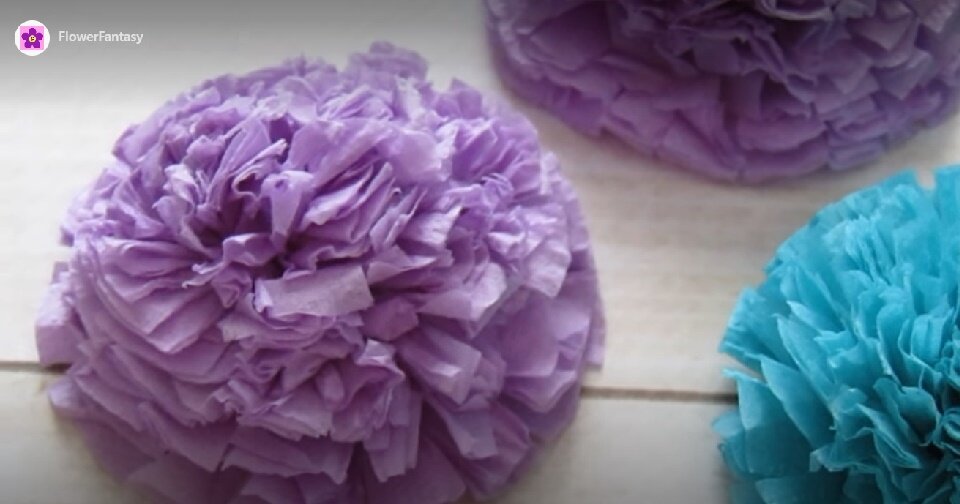    Цветы из бумажных салфетокИсточник: Кадр из ролика в Дзен от FlowerFantasy