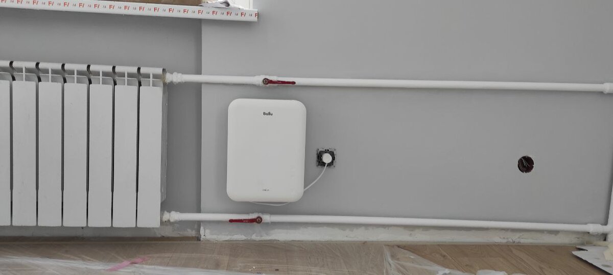 Ballu OneAir 80 ювелирно смонтировали между двух труб