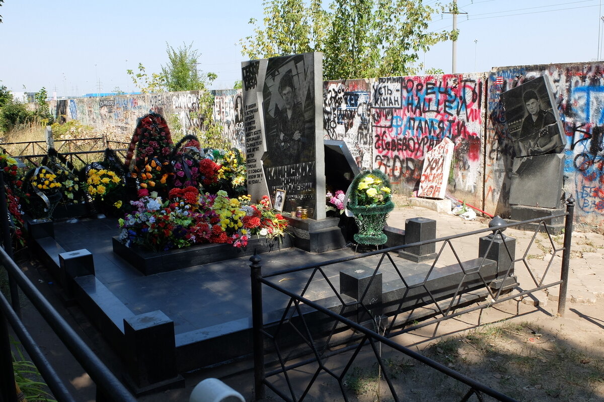 На фото можно увидеть прошлый памятник и стену, на которой фанаты до сих пор оставляют свои надписи