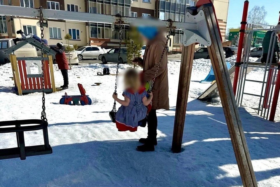     Девочка гуляла без куртки. Фото: «АСТ-54»