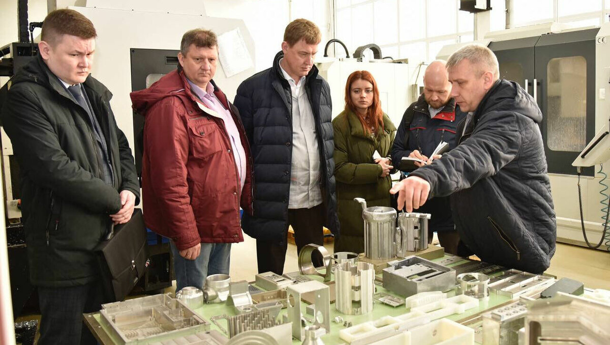     В Удмуртии два дня работала делегация АО «АвтоВАЗ», изучающая возможности для расширения импортозамещения автокомпонентов. Об этом на своих страницах в соцсетях рассказал министр промышленности и торговли региона Виктор Лашкарев.