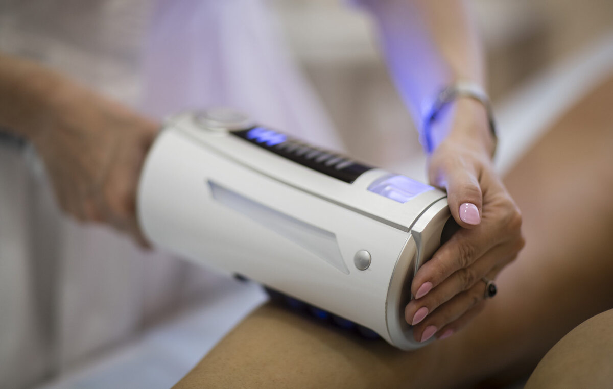 Прибор состоит из цилиндрической манипулы с 50 силиконовыми вращающимися сферами, напоминающими пчелиные соты.