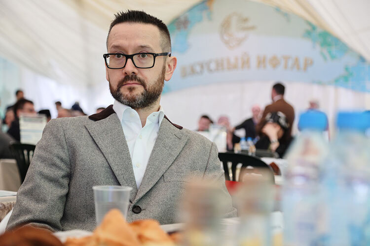    Один из религиозных деятелей, Шамиль Аляутдинов, утверждает, что исчисление начала Рамазана и дней поста по мекканскому времени позволило бы избавиться от сложностей