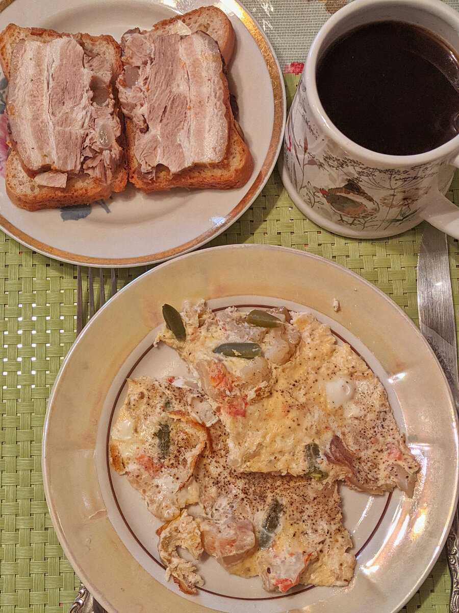 Мальчикам вчерашние овощи залила яйцом, бутерброды с грудинкой, кофе/чай