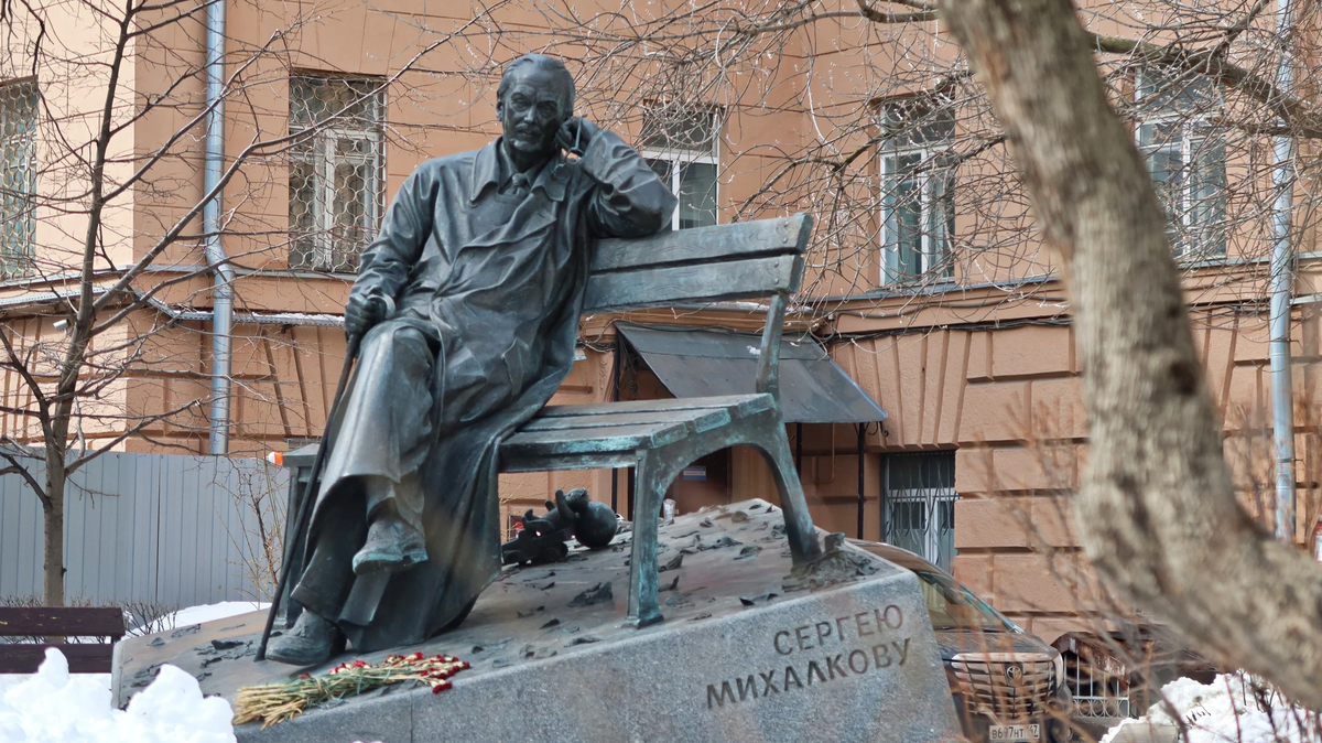 Памятник С.В. Михалкову в Москве. Открыт в 2014 году.