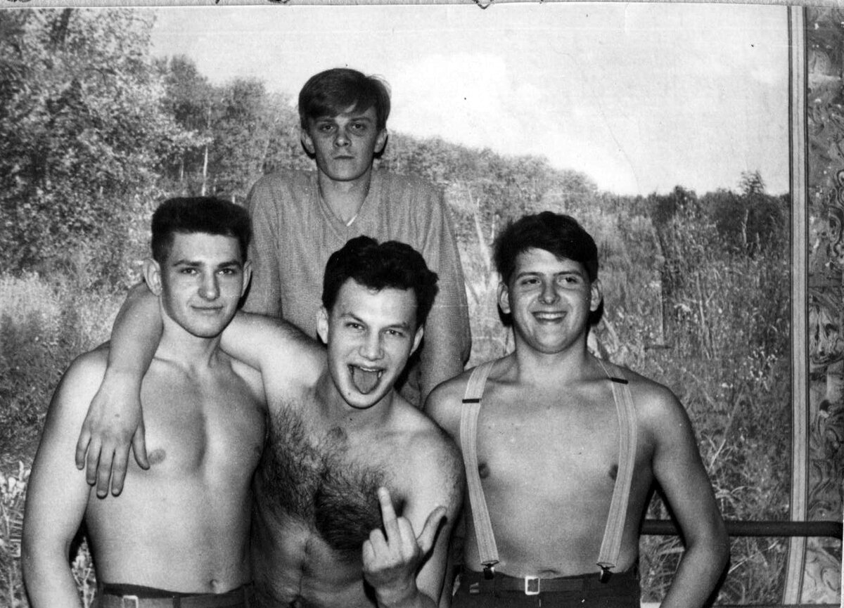 Васильковское ВАТУ. 1991 год. Володя Лыкасов, Игорь Гайдар, Стас Шинюк и я. На заднем плане фотообои.