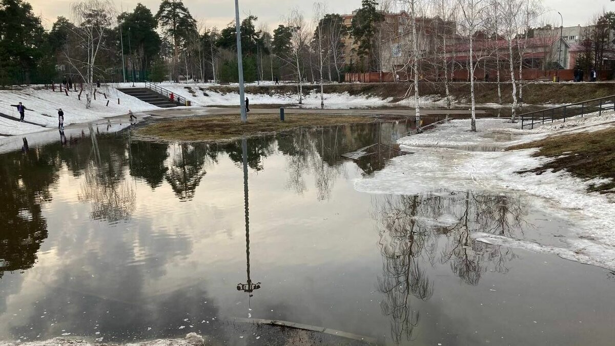     В казанском парке имени Урицкого начал зарождаться новый водоем. Большая лужа образовалась в конце общественного пространства на забетонированной площадке. Об этом сообщил корреспондент Inkazan с места событий.