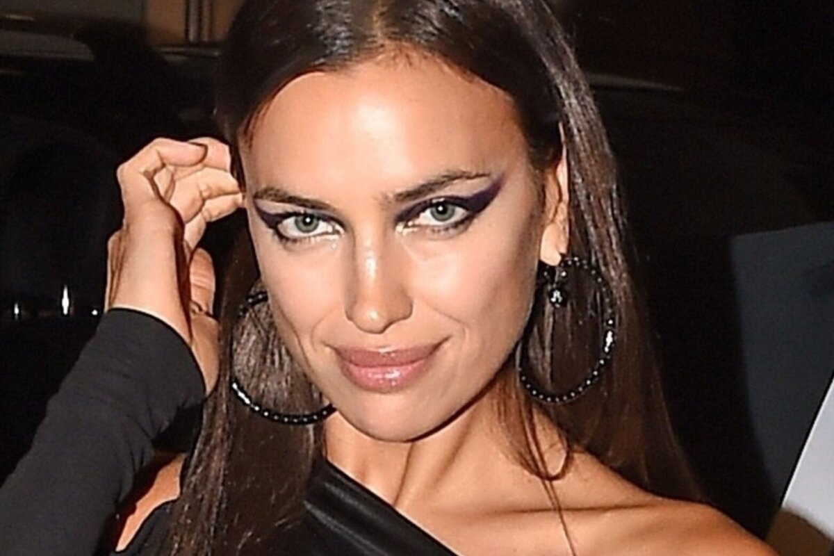     «Эксгибиционист моды»: Ирина Шейк без юбки появилась на обложке французского глянца