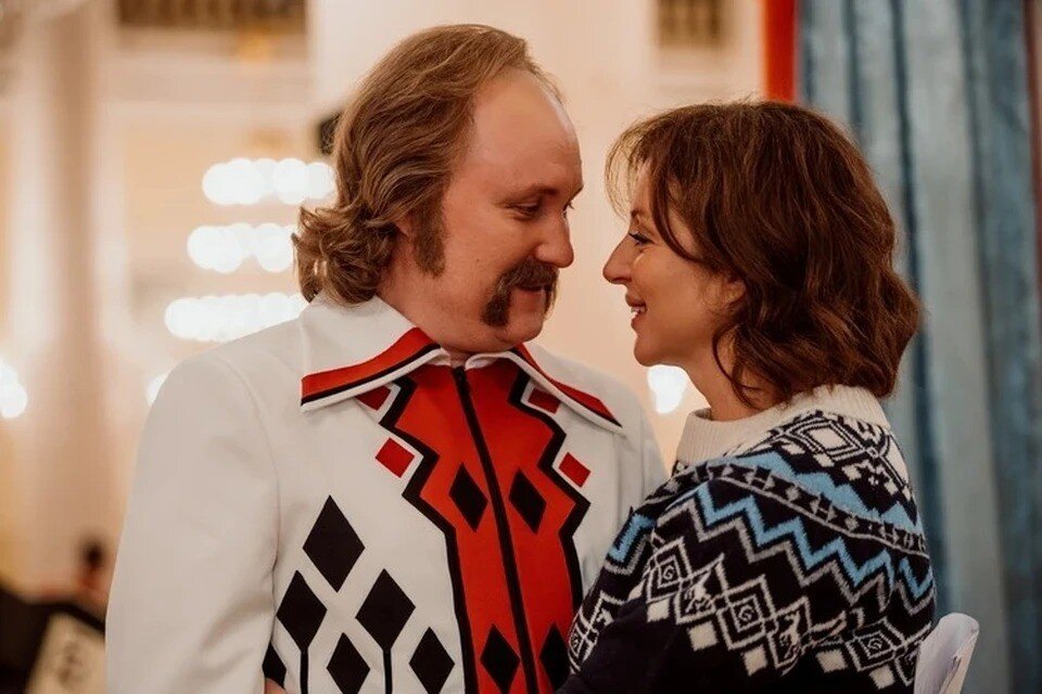     В сериале Мулявина в зрелом возрасте сыграл Артем Волобуев, а Кармальскую Анна Банщикова. Фото: Start