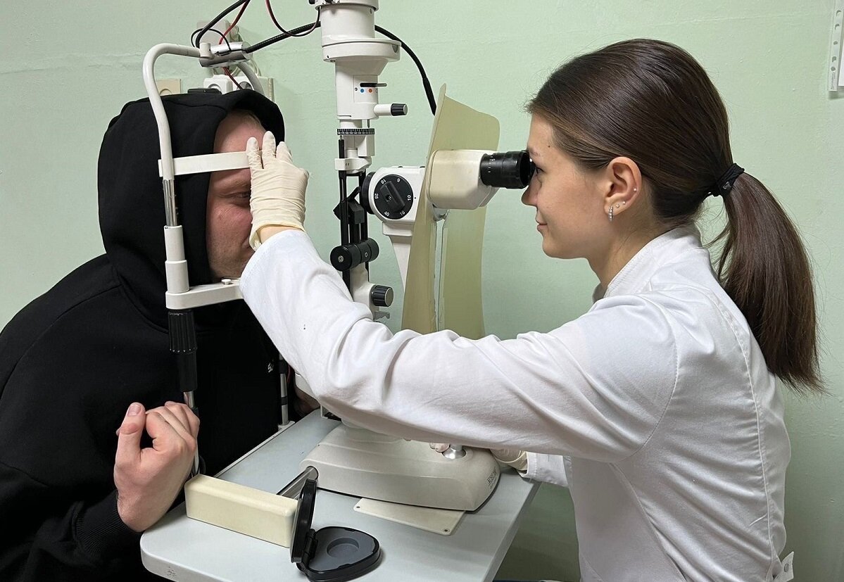 Экстренная глазная. Офтальмолог. Глазной врач. Травма глаза биомикроскопия.
