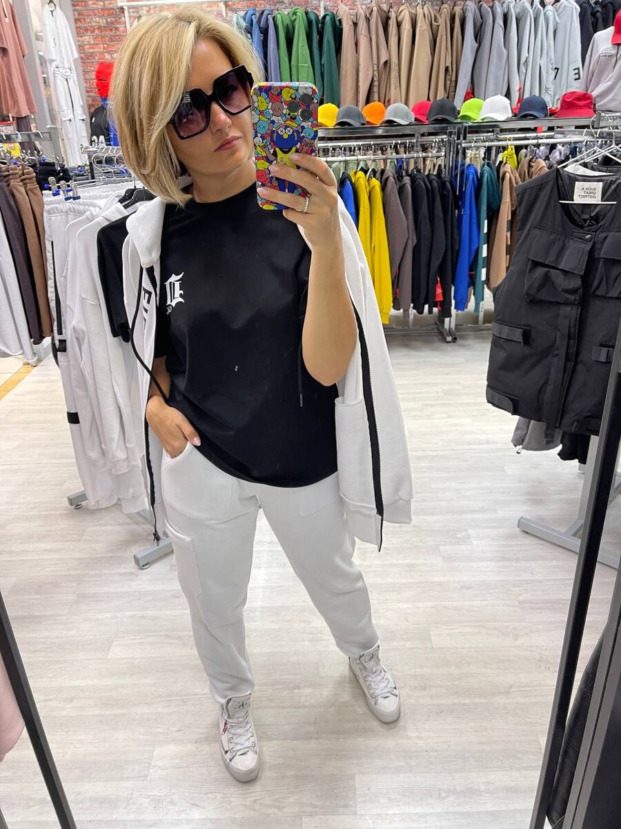 Стильная одежда в черно-белых тонах