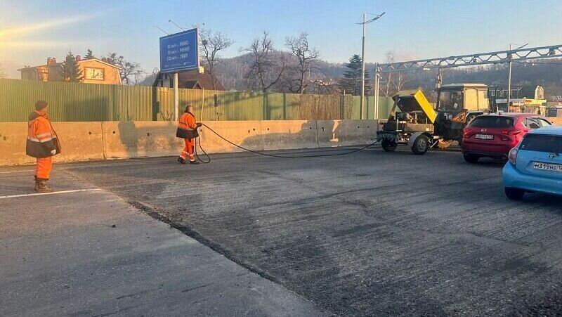     Ремонт дорог на улице Маковского в краевом центре продвигается быстрыми темпами. Дорожники из муниципального предприятия «Содержание городских территорий» (СГТ) удаляют старый слой асфальта и укладывают новый.
