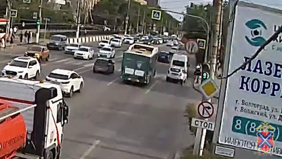     Кроссовер сбил двух женщин на остановке в Краснооктябрьском районе Волгограда сегодня вечером. Пострадавшим потребовалась помощь медиков, сообщили изданию «НовостиВолгограда.ру» в региональном ГУ МВД.