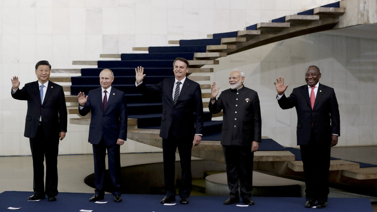 Слева направо президент Китая Си Цзиньпин, президент России Владимир Путин, президент Бразилии Жаир Болсонару, премьер-министр Индии Нарендра Моди и президент Южной Африки Сирил Рамафоса позируют для фотографии лидеров БРИКС, 14 ноября 2019 года, Бразилия.