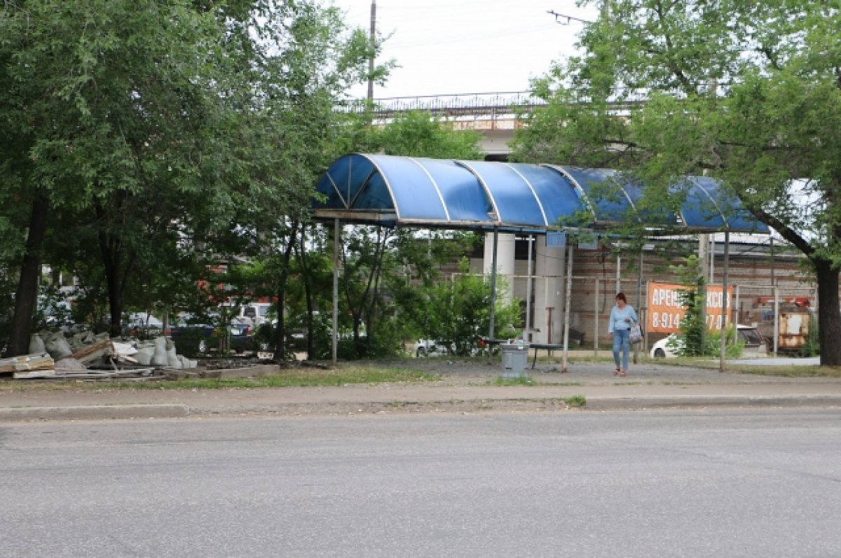    В Хабаровске на автобусной остановке убрали заброшенный киоск