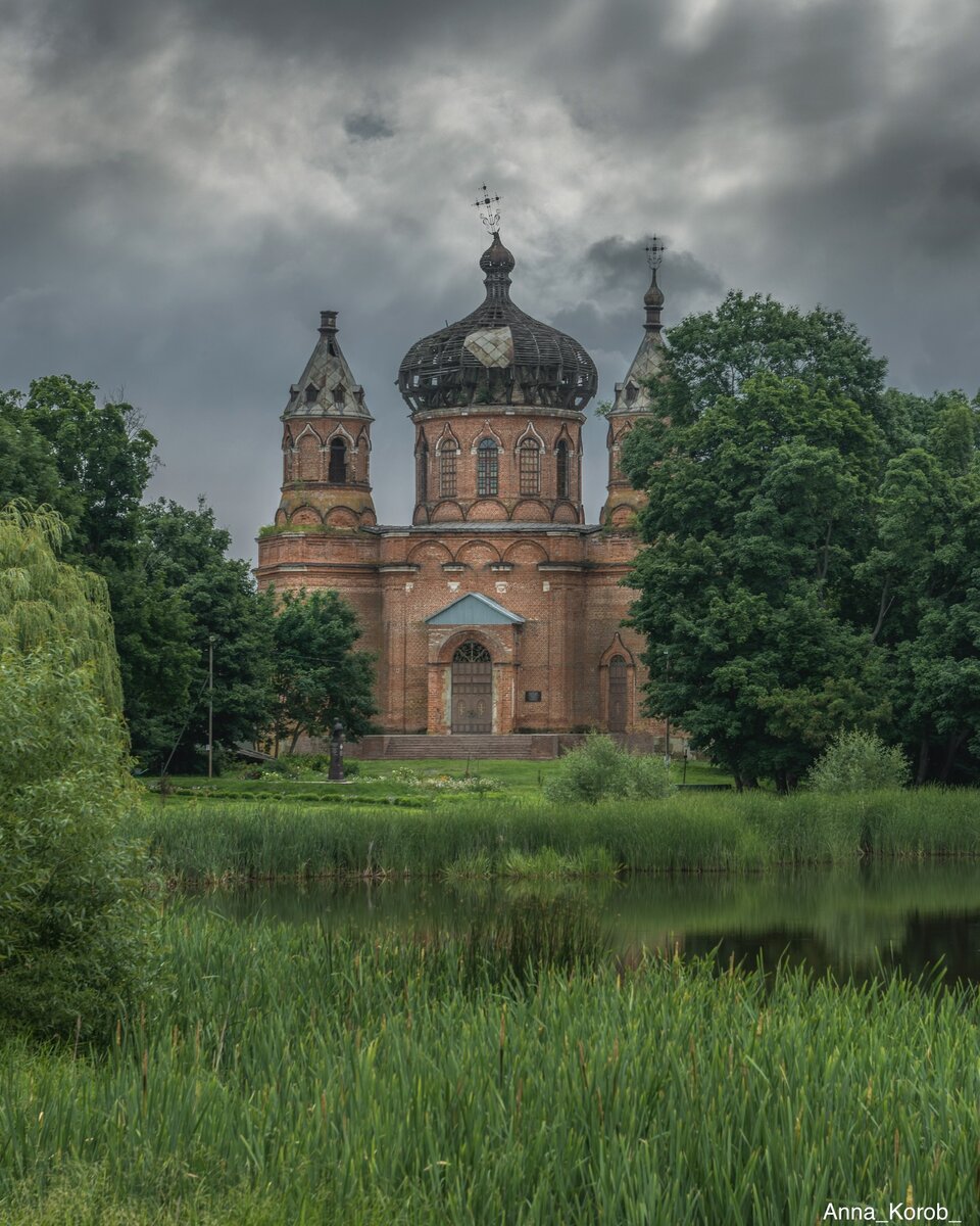 Вид на пруд и храм 