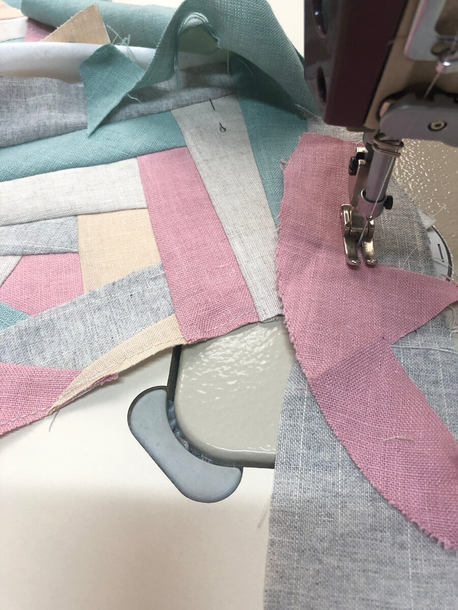 Вырезала лоскут белой бязи размером 32х20 см., накладываю на него льняные обрезки разной формы лицевой стороной на лоскут, и нашиваю, отворачиваю и сверху снова нашиваю, периодически приутюживаю швы.