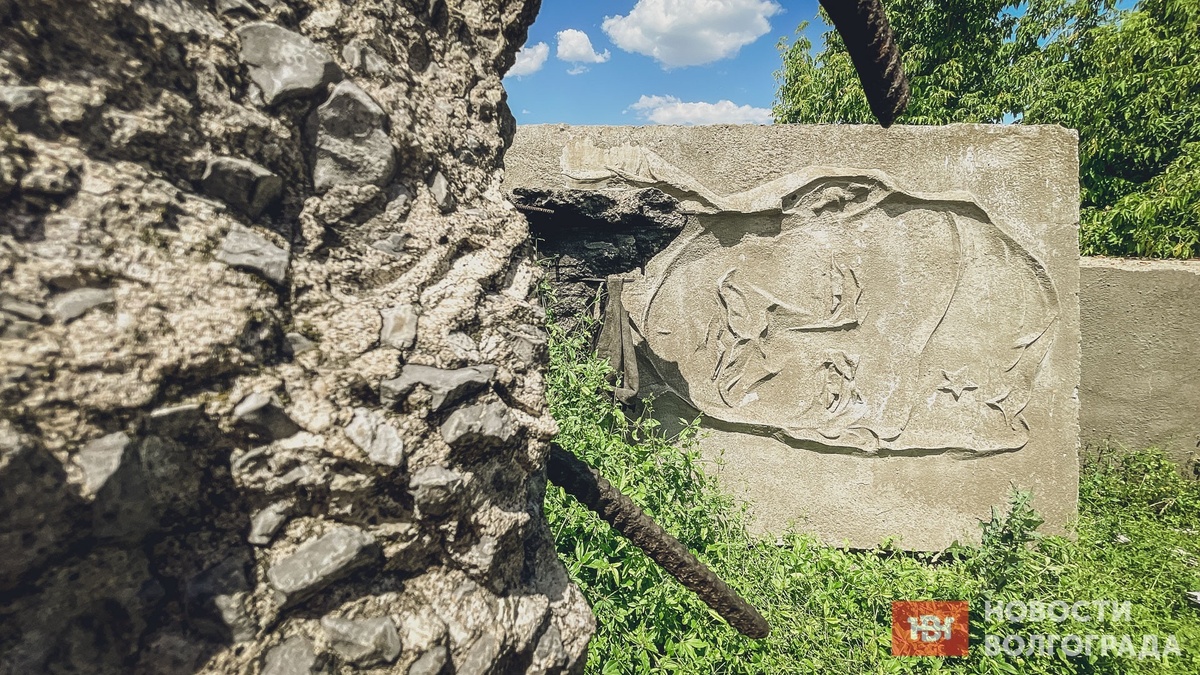     Обнаруженные пилоны с Мамаева кургана уже 1,5 месяца не могут вывезти с пустыря на юге Волгограда. Председатель общества охраны памятников истории и культуры Валерий Котельников считает нахождение символов Победы среди мусора лицемерием со стороны чиновников.