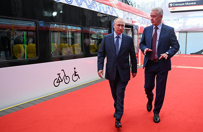    Владимир Путин и Сергей Собянин на церемонии запуска движения третьего Московского центрального диаметра (МЦД-3).Кристина Кормилицына/ТАСС