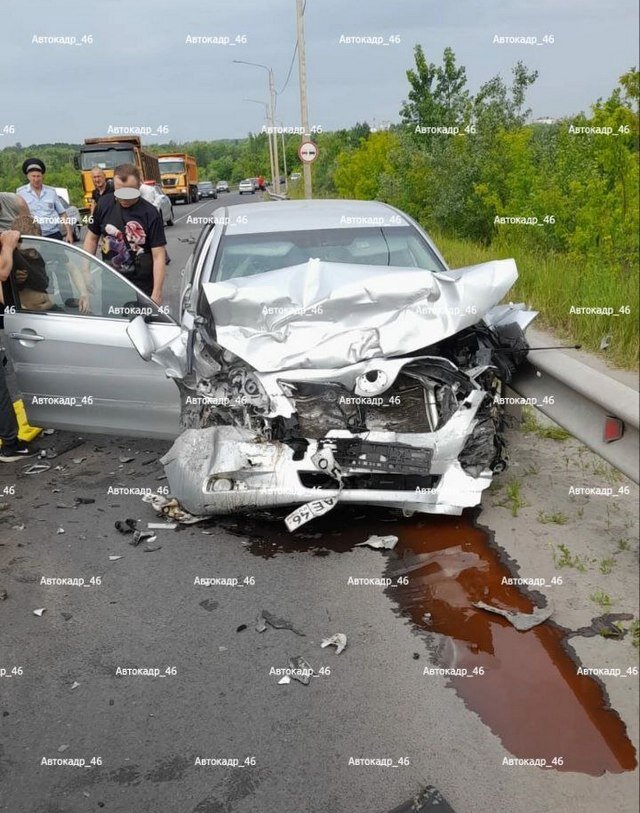 В Курске из-за серьезной аварии перекрыта улица Гудкова Друг для друга Курск Дзе