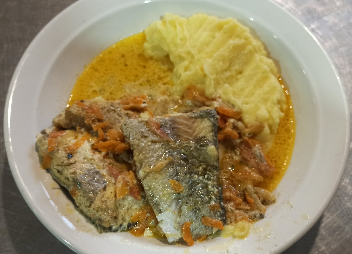 Очень вкусное рыбное блюдо из рыбы и овощей, которое можно подавать практически с любым гарниром: картофельное пюре, рис или каши.  Рецепт:  Рыбное филе - 1 кг. Морковь - 3 шт  Лук - 4 шт.