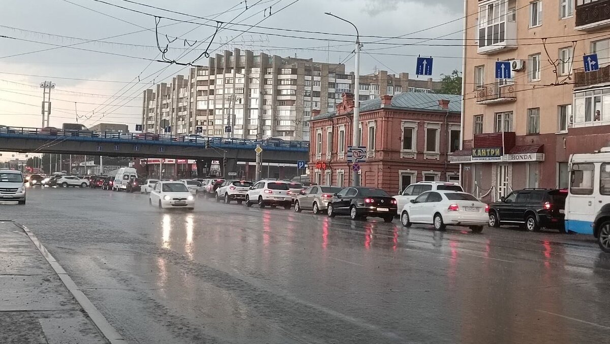     Во время дождя на перекрестке улиц Красный путь и Фрунзе отключились светофоры.