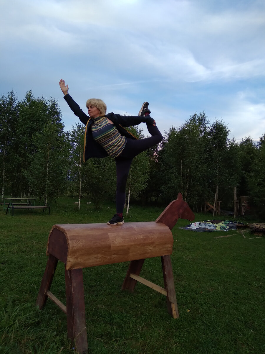 Я всегда вела очень подвижный образ жизни. На этой фотографии мне 45 лет. Молодёжь решила взять меня "на слабо", смогу ли я сделать ласточку на лошади? Это потом я узнала, что ласточка на лошади выполняется, стоя на четвереньках. Ну, извините. стою на одной ноге)))