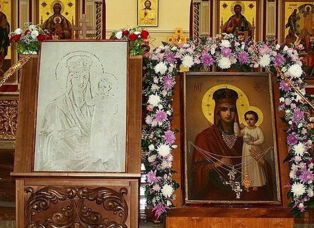 проявившийся лик иконы "Призри на смирение" в Введенском монастыре в Киеве