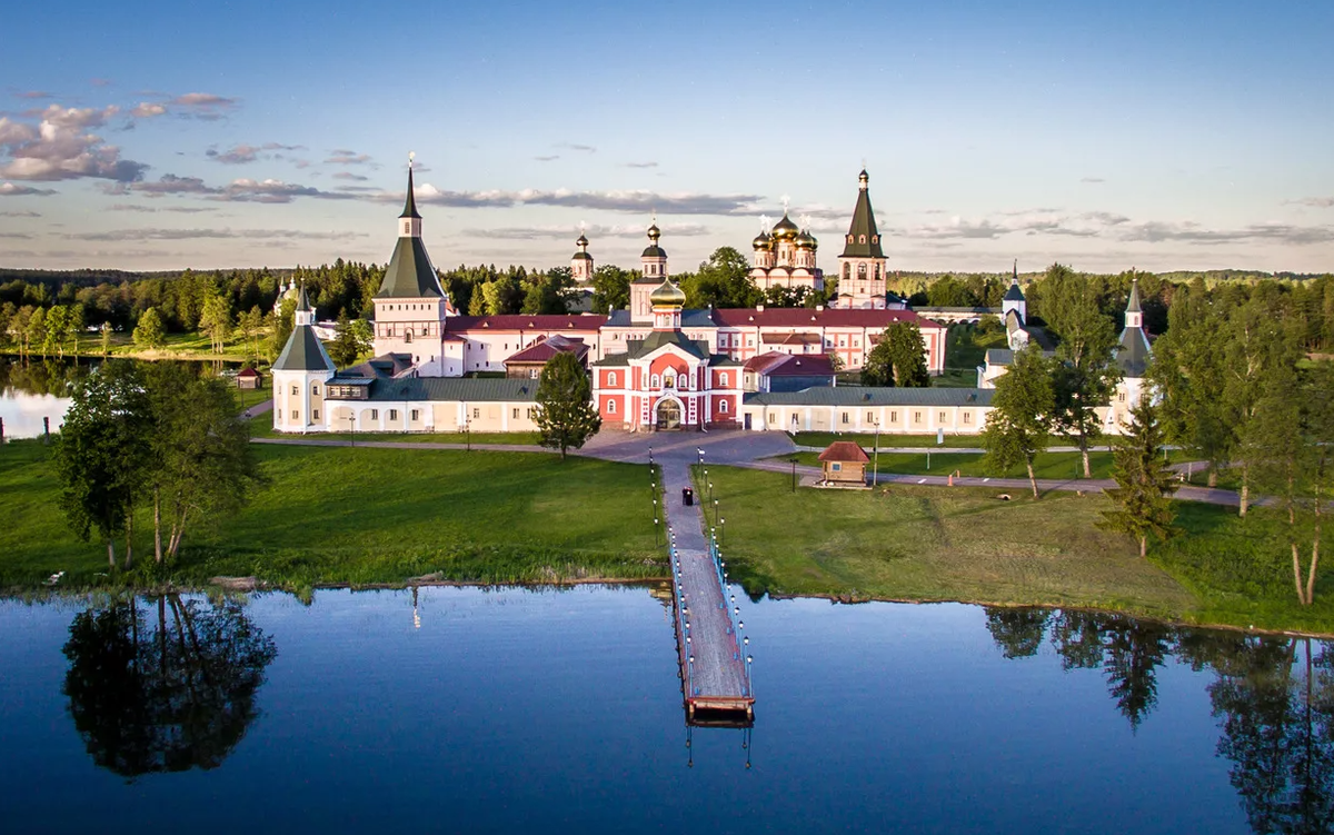 Новгород северо запад. Изборский монастырь Валдай. Иверский монастырь Великий Новгород. Валдайский Иверский монастырь. Валдай монастырь Иверский монастырь.