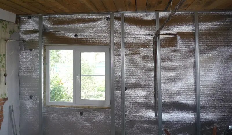 Современные утеплители типа пенофол нуждаются в качественном креплении. Пенофол — полиэтилен в вспененном состоянии, сверху его покрывает фольга. Независимо от вида отделочного материала: рулонного или листового, в качестве крепления применяют специальный клеевой состав. Он позволяет сохранить технические свойства материала на высоком уровне.