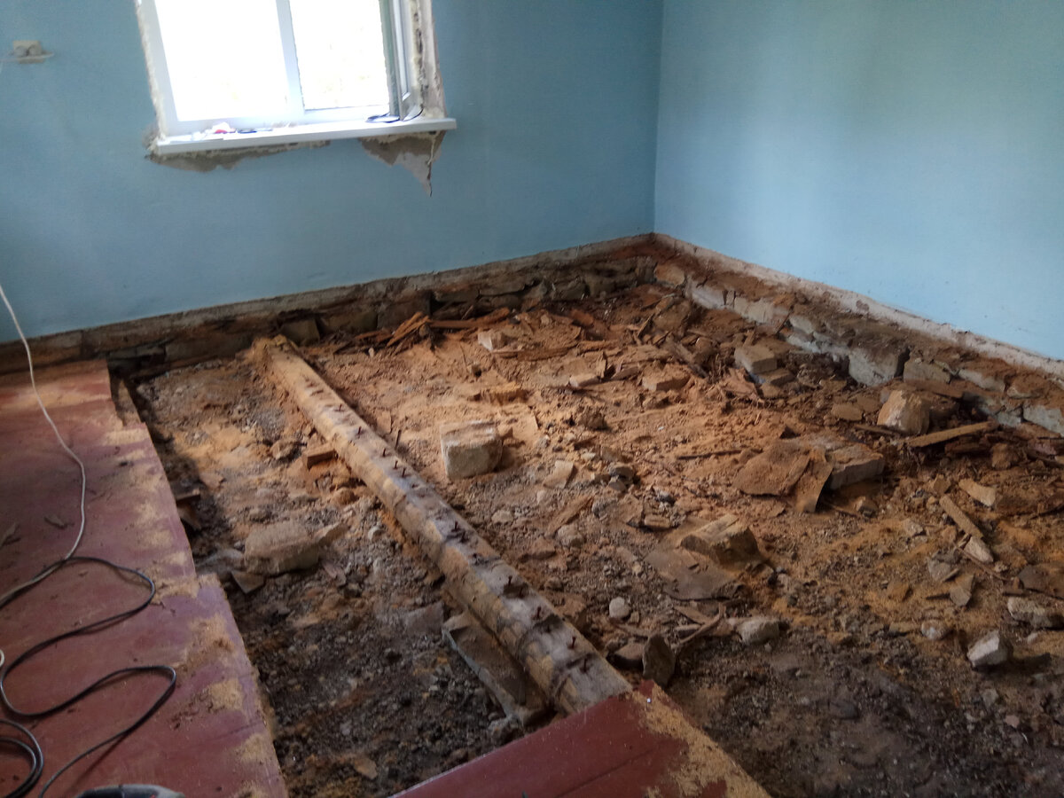 Демонтаж старых половых досок.