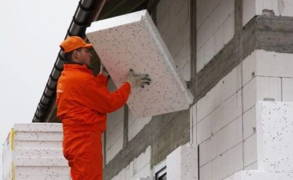 Утеплять фасад газоблочного дома паронепроницаемым пенополистиролом нужно только весной, после того, как стены хорошо просохнут