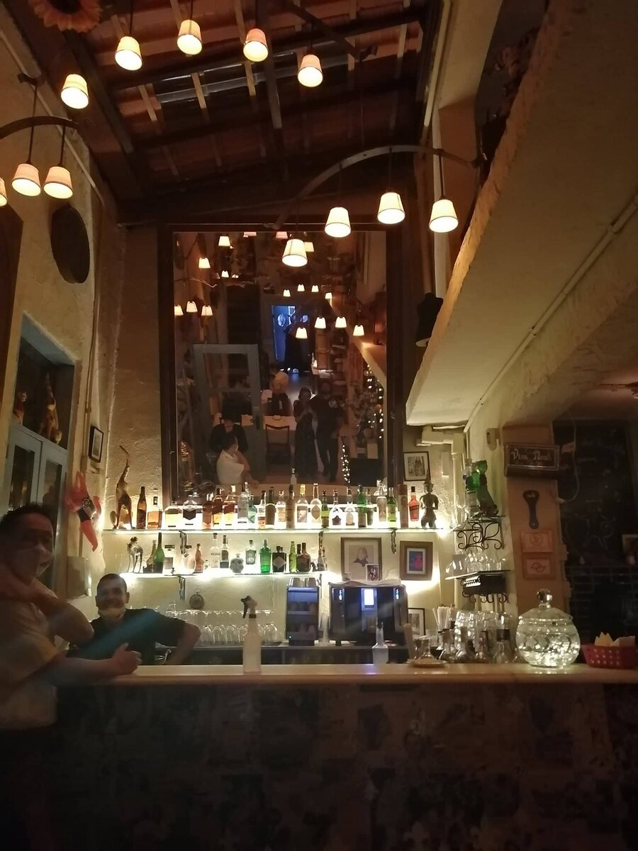 Мы в отражении на нашем первом свидании после ужина