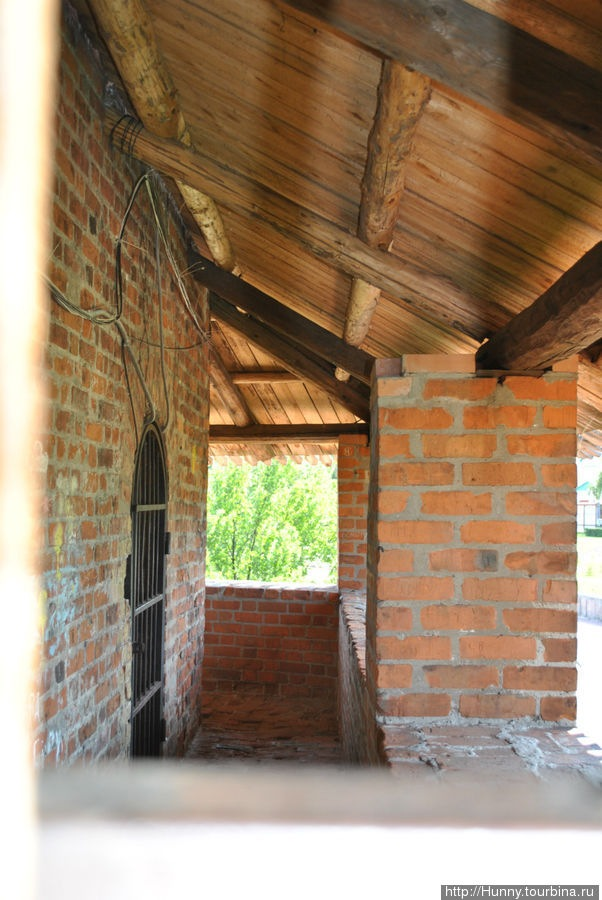 28 апреля 2012 г. Снова к Зачатской башне. Кадры не мои: http://www.skyscrapercity.com/showthread.php?t=1366667&page=20. Добрались до арок проезда. Справа, за берёзой, виден вход в башню.-48