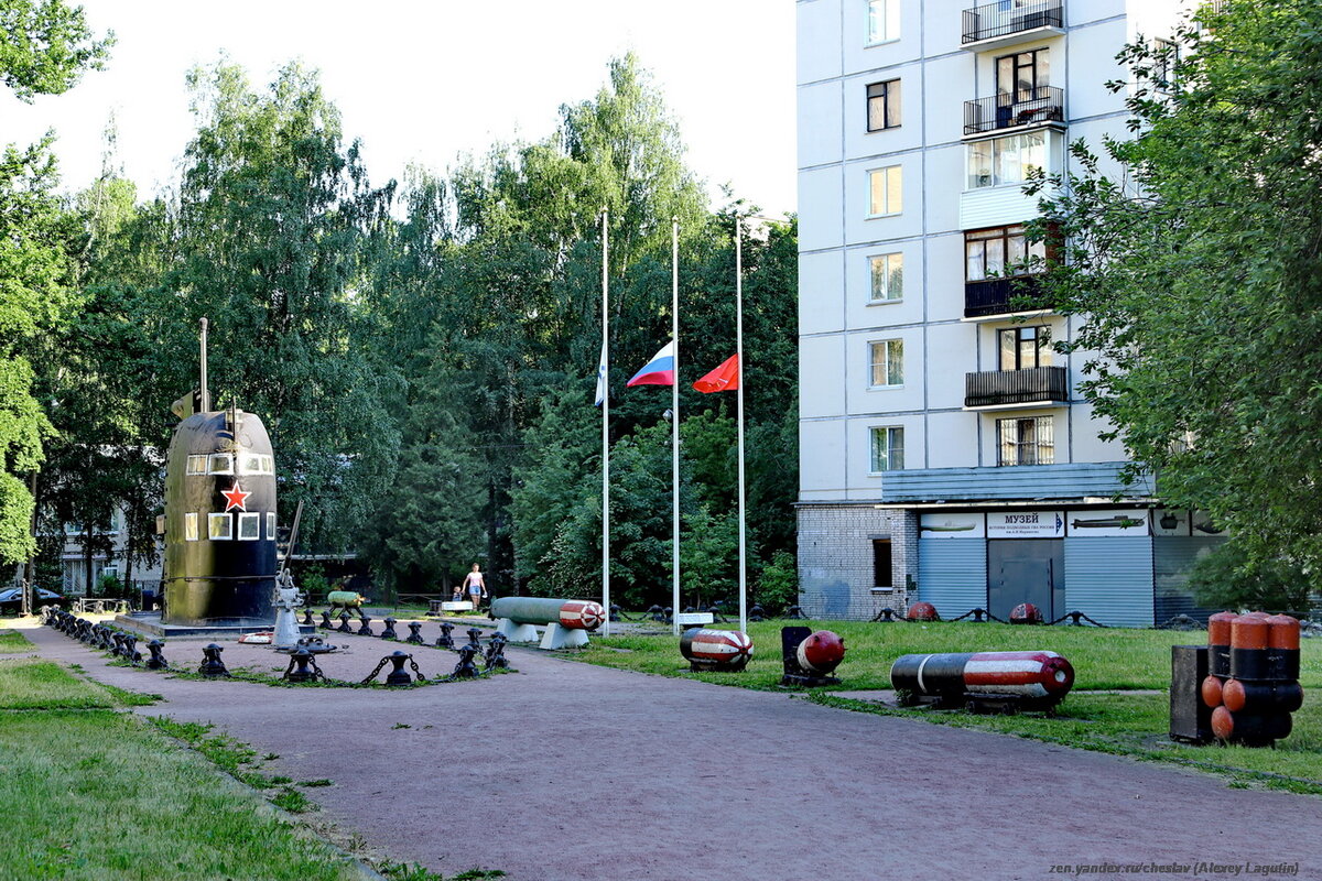  К сожалению, как это часто бывает, легкодоступность и отсутствие охраны не способствуют сохранности экспонатов.