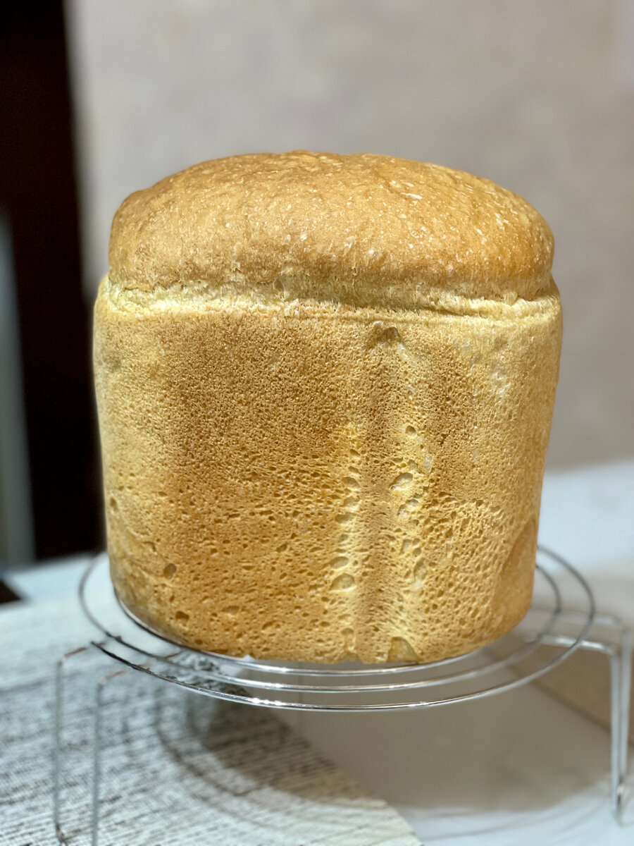 Рецепт домашнего хлеба. Вам понадобится: сухие дрожжи 1 чайная ложка, пшеничная мука 650 грамм, сахар 1,5 ч ложки, растительное масло 2 столовые ложки, соль 2 чайные ложки, вода 370 мл. 
Загружаем в хлебопечку все ингредиенты в следующей последовательности: вода, дрожжи, сахар, растительное масло, мука и соль. Выставляем режим малодрожжевой хлеб. Если нет хлебопечки, то можно испечь хлеб в духовке.