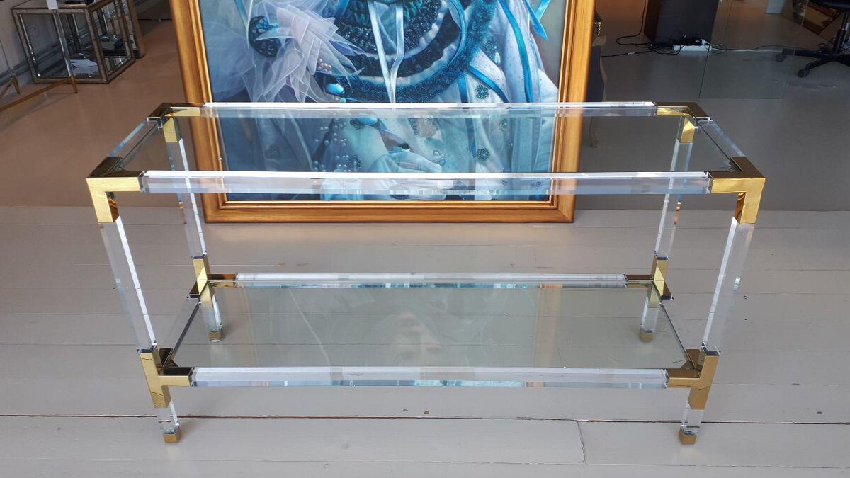 Консоль Саратога голд изготовлена из акрила и хромированного металла.