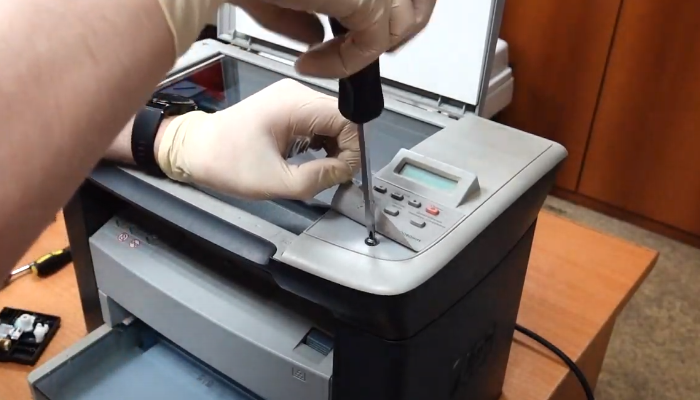 Фото 9. Выкручиваем винт